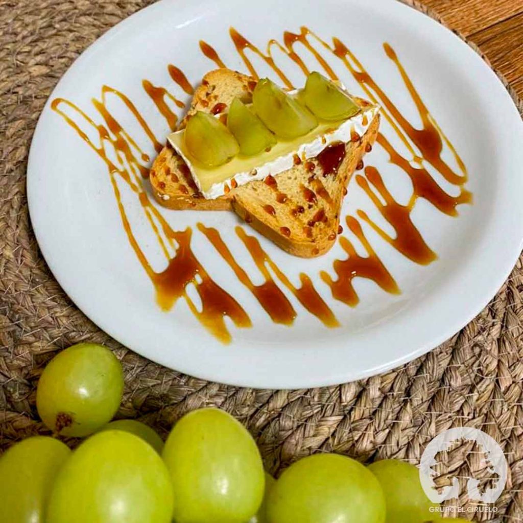 receta-uvas-confitadas-queso-brie-miel