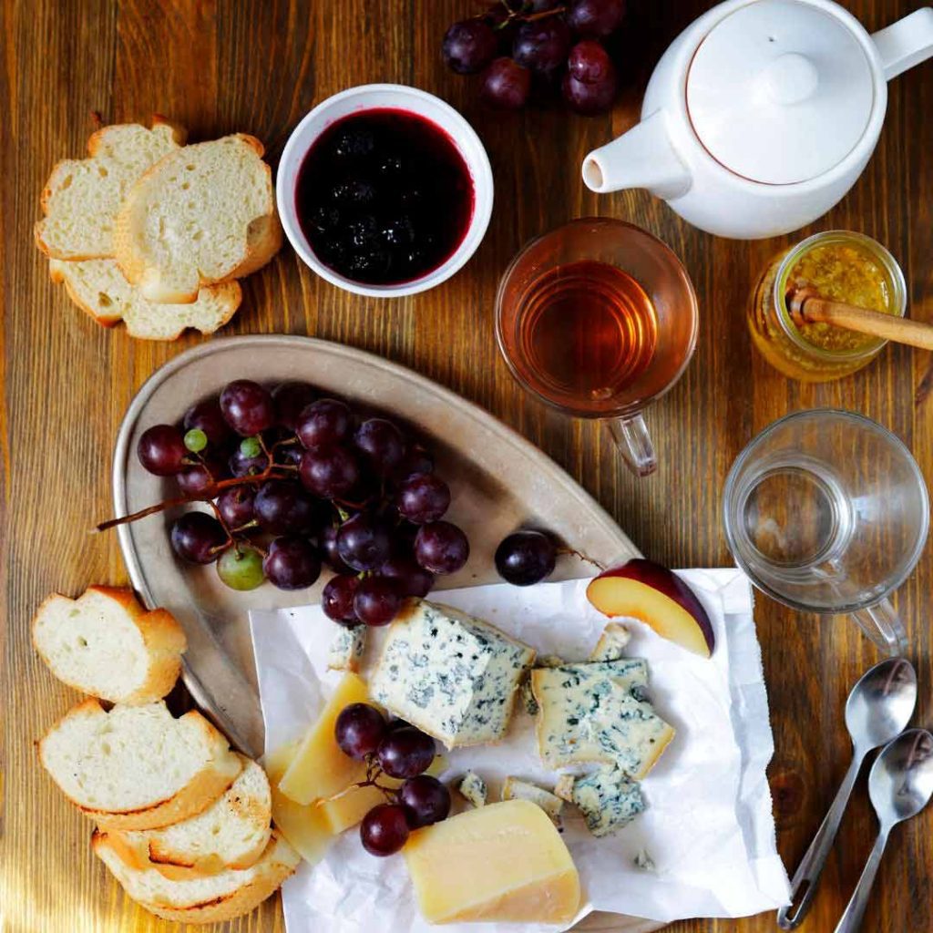 receta-uvas-tostas-queso-azul-miel
