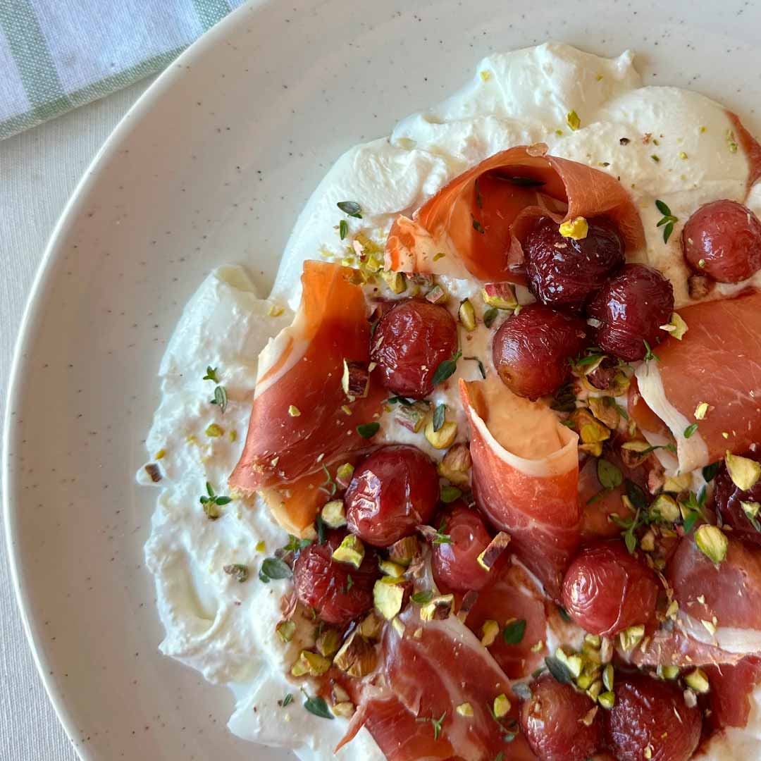 receta-con-uvas-ensalada-burrata-jamon