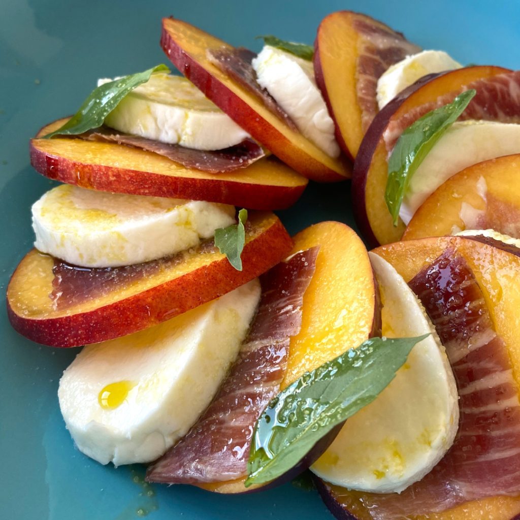 receta de ensalada con nectarina, mozzarella y jamón serrano