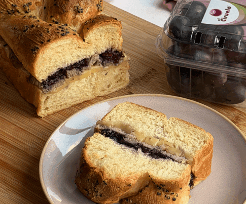 Brioche relleno de solomillo con uvas asadas y queso