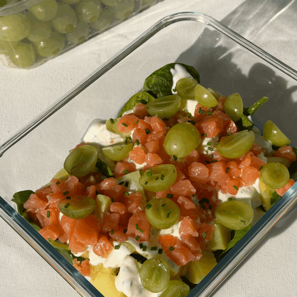 Ensalada nórdica con salmón y uvas