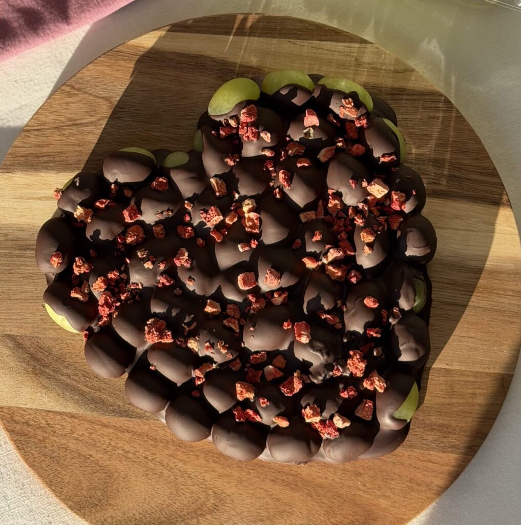 Tableta de chocolate con uvas